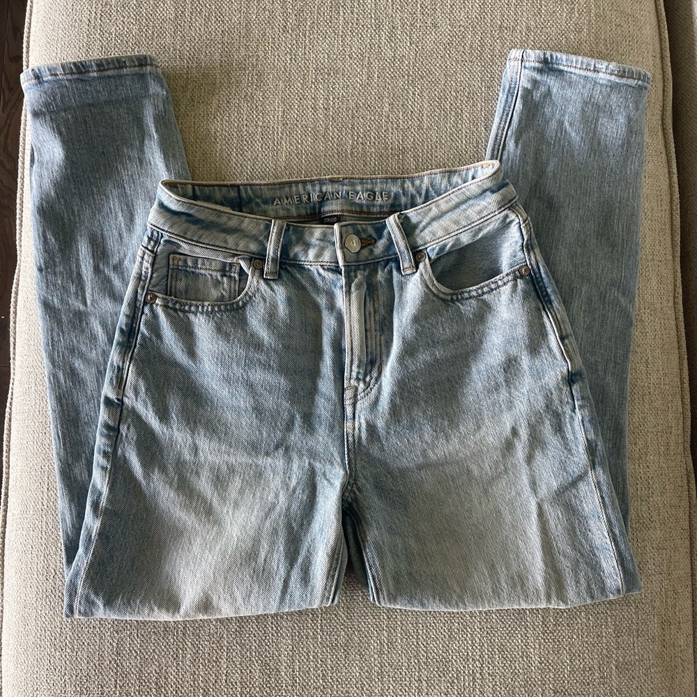 American Eagle light wash Mom Jeans